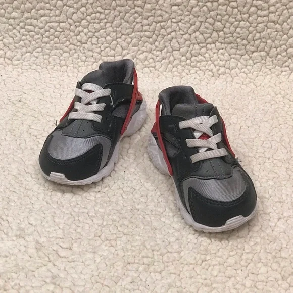 Nike Fashion Athletic Shoes
Toddler Boy or Girl Size 6
Smoke Free Home
Bundle & - Picture 7 of 13